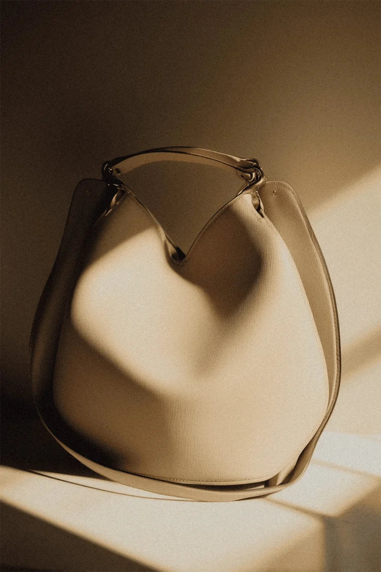 A_luxurious_beige_leather_handbag_minimalistic_design.webp