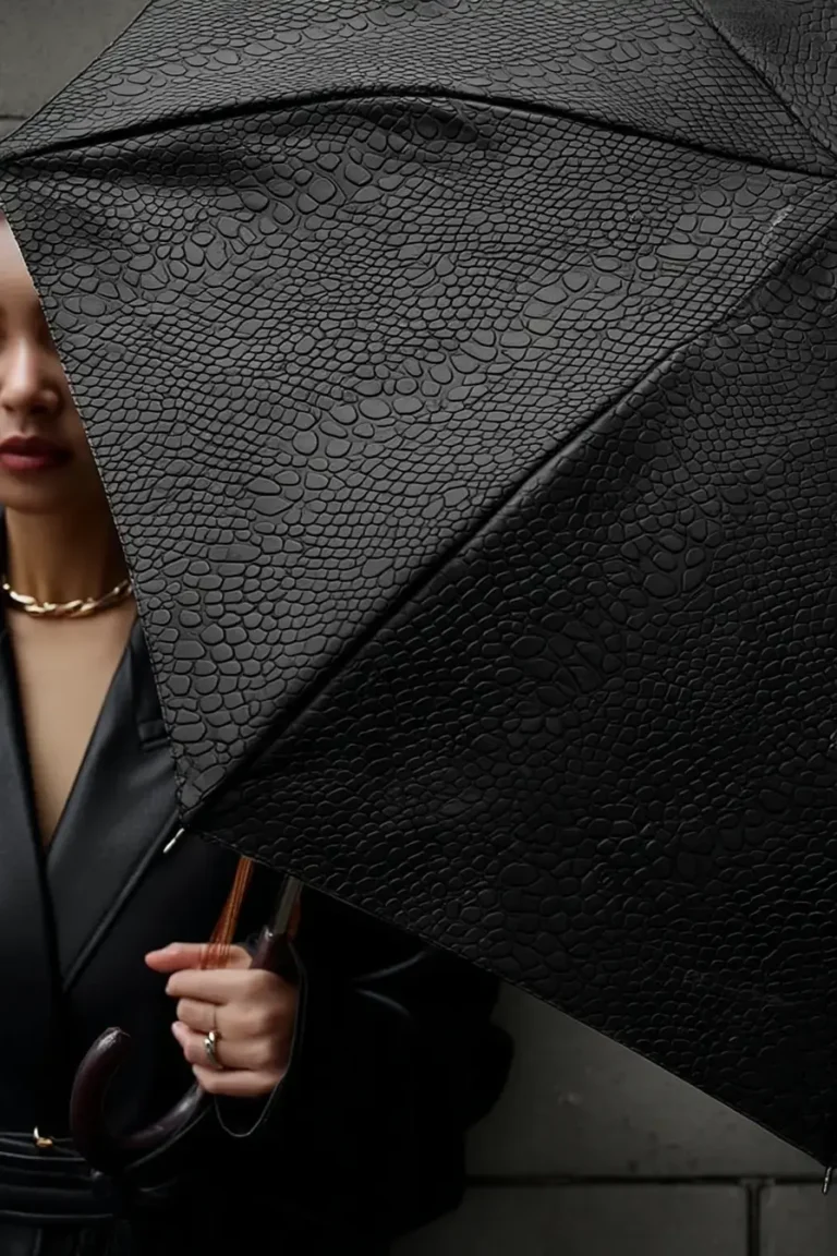 Woman_With_Luxury_Umbrella_SnakeSkin_Naomi_Eleonora.webp